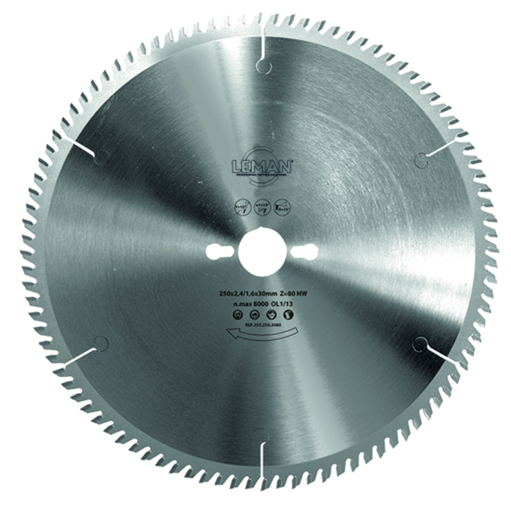 Cutting blade for plastic materials