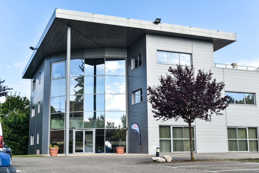 Edificio de oficinas acristaladas leman Plus en Francia