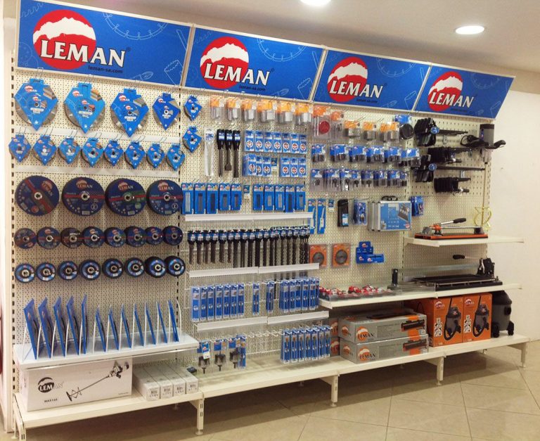 Imagen de un display de productos Leman en el que se muestra los distintos grupos de discos y coronas